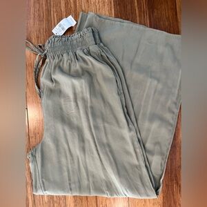 American Eagle Green wide leg Flowy Pants size small NWT. 1232